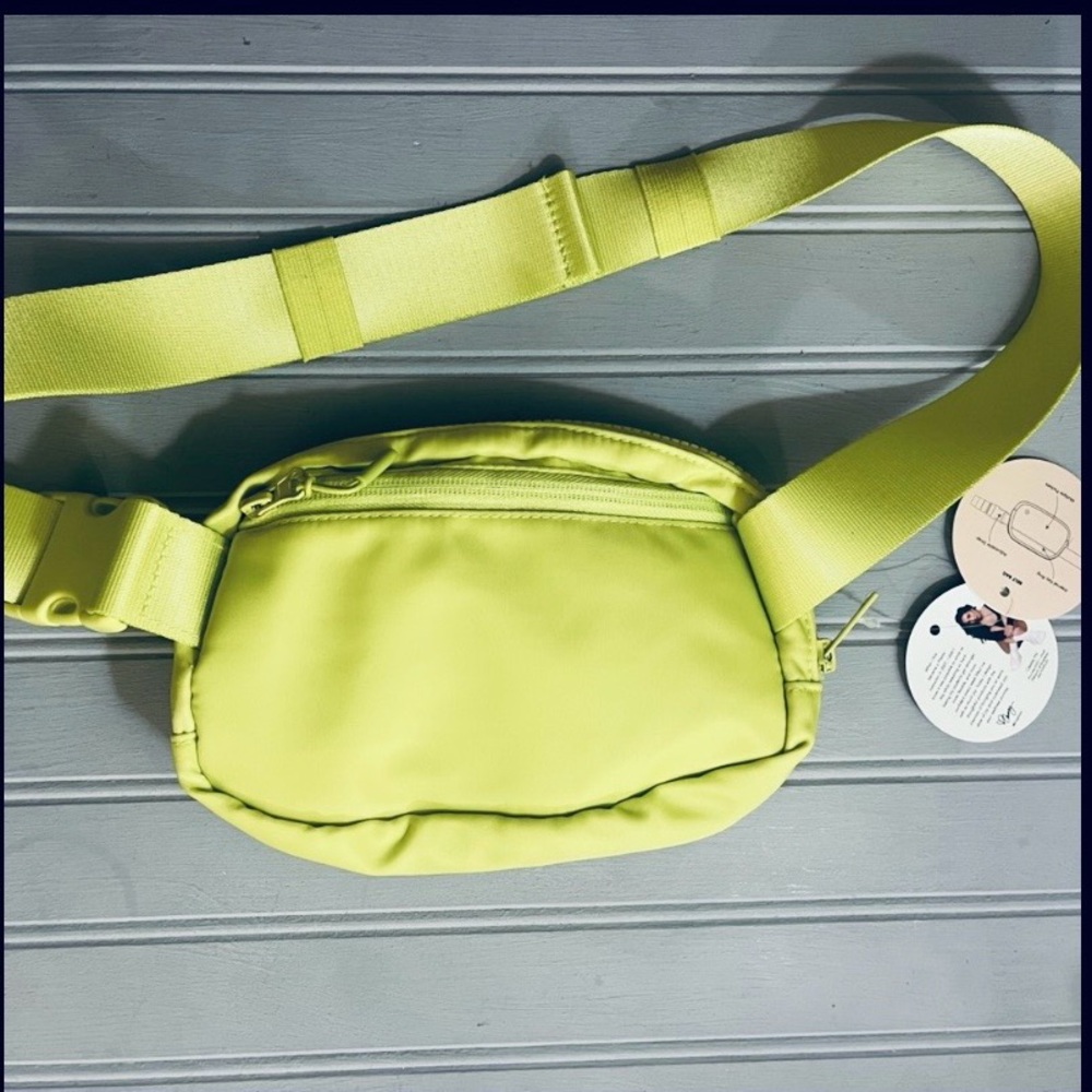 Blogilates Belt Bag Lime Green Crossbody Workout Bag Fanny Pack Adjustable NWT - Picture 4 of 15